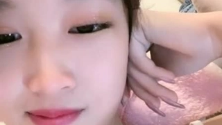 日本情妇口交并像专业人士一样骑着两根鸡巴