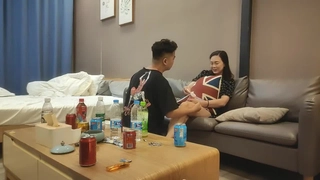 两个惊人的宝贝与一根大鸡巴享受群交