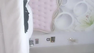 与爸爸和两个青少年在公园里的老三三人行