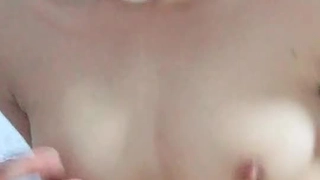 熟女骚逼就是欠操无套被大屌男狠狠打桩，几分钟就白浆流出，精液射一逼