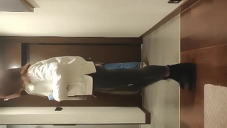 小巧的日本学生在POV中被年长的男人肛交