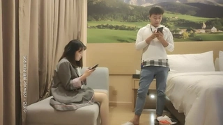 女同性恋酒店客人引诱和他妈的客房服务员